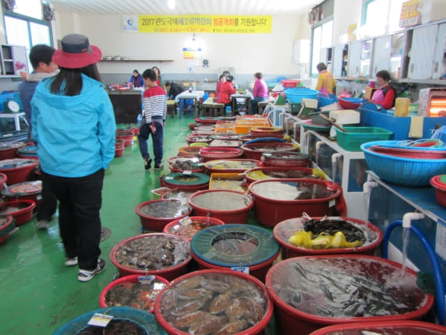 全羅南道．莞島漁港 鶴林生魚片中心